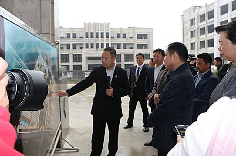 河南省委常委、常務副省長李克、副省長王艷玲到信陽天一美家產業園參觀指導