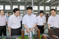 河南省省長謝伏瞻到信陽國際家居產業小鎮調研，并參觀了天一美家集團信陽天